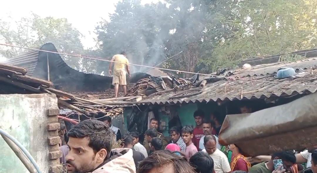 साहिबगंज के फूलवरिया कालीबाड़ी में लगी भीषण आग, चार घर जलकर खाक, पीड़ितों ने प्रशासन से लगाई मदद की गुहार