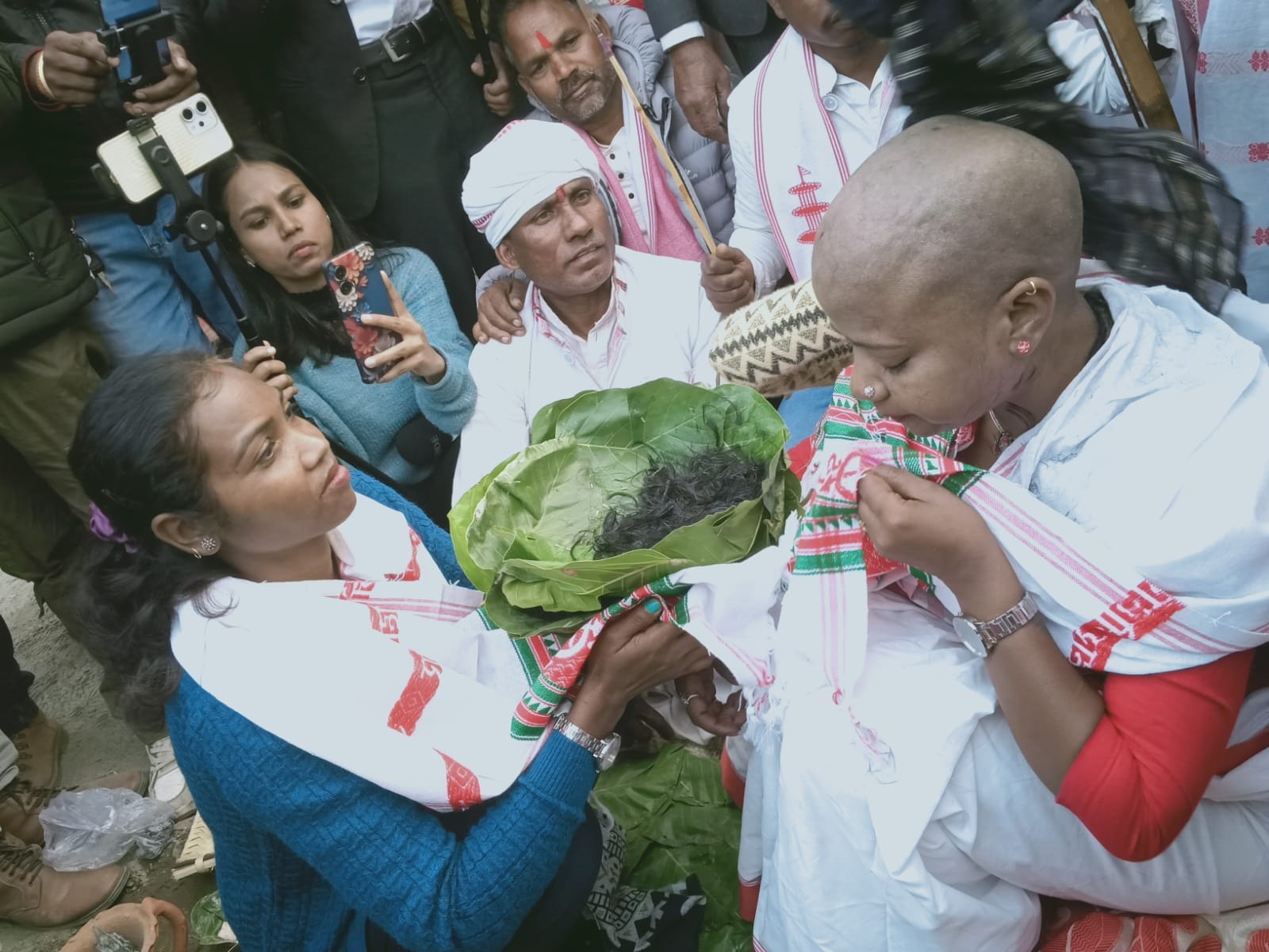 धर्मांतरण के बाद भी लोगोंं को मिल रहा ‘दोहरे लाभ’! सरना समिति के प्रदर्शन में निशा भगत ने कराया मुंडन
