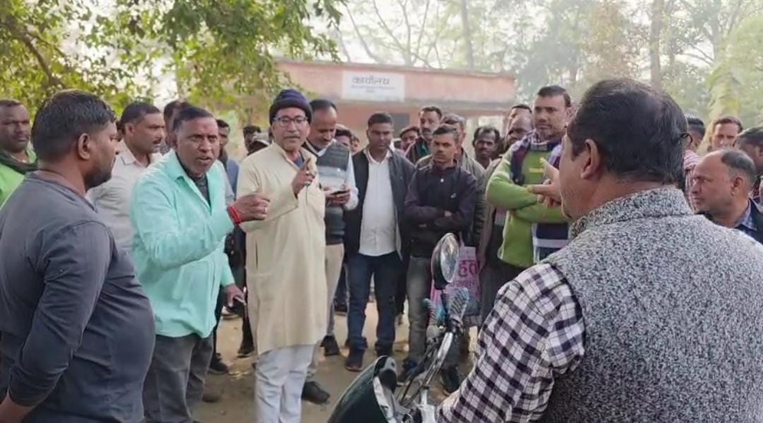 गढ़वा में दाल-भात योजना पर भिड़ गए भाजपा-कांग्रेस नेता, खोलने लगे एक दूसरे की पोल, देखें वायरल वीडियो