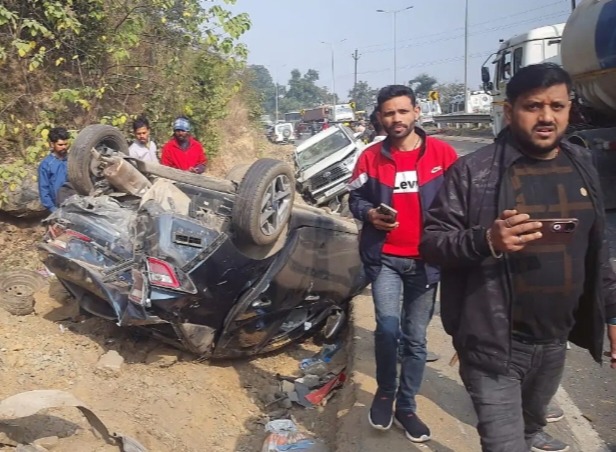 ब्रेक फेल होने से बेकाबू हुआ ट्रेलर पांच वाहनों से टकराया, एक दर्जन से ज्यादा लोग घायल