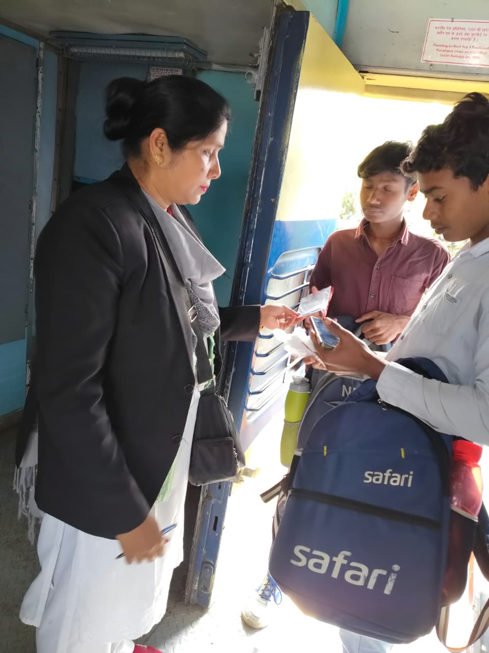 होशियार ! धनबाद रेल मंडल में चल रहा अभियान -यदि बिना टिकट पकड़े गए तो ऐसे होगी फजीहत !