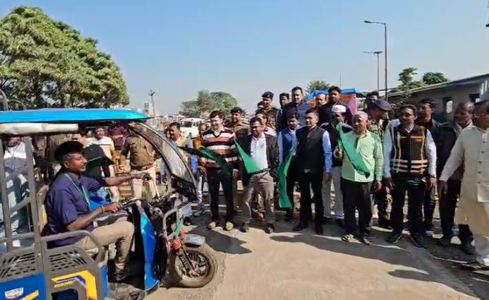 पाकुड़ में बदलेगी यातायात की तस्वीर, चांदपुर में ऑटो–टोटो स्टैंड का डीसी ने किया उद्घाटन