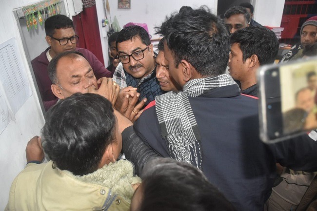 मानगो थाना बना रणक्षेत्र, आपसी विवाद में थाने के भीतर ही भिड़े दो पक्ष, जमकर चले लात-घूसे, पुलिस के साथ भी हुई हाथापाई