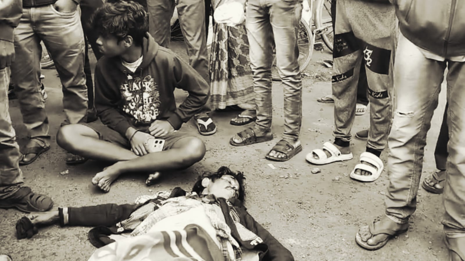 तेज रफ्तार का कहर! जमशेदपुर के हाटा चौक पर स्कूल बस की टक्कर से मजदूर की मौत, आक्रोशित लोगोंं ने किया सड़क जाम