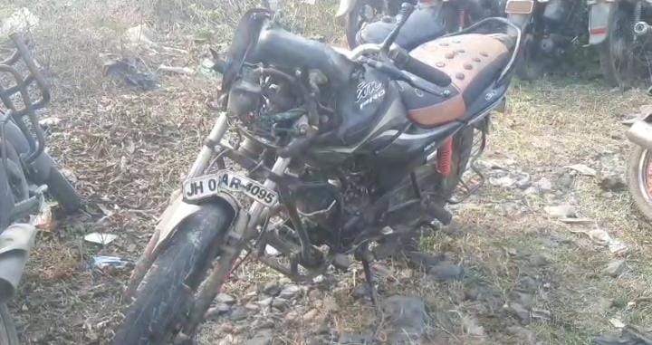 गिरिडीह के ईसरी बाजार में दर्दनाक सड़क हादसा, दो बाइक की जोरदार टक्कर में दो की मौत 