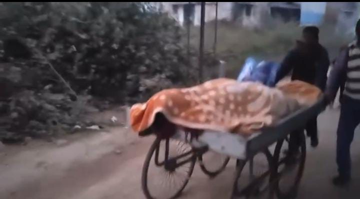 खुद ही मरीज को ठेला पर अस्पताल लेकर पहुंचा परिवार, वीडियो वायरल होते ही मच गया हंगामा, पढ़े क्या है सच्चाई