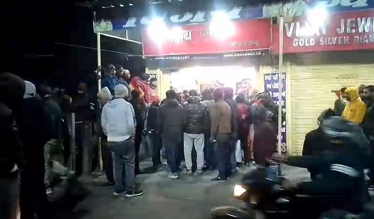 BIG BREAKING: रामगढ़ में भीषण डकैती, पांच की संख्या में पहुंचे लुटेरों ने गन पॉइंट पर लूटा आभूषण दुकान  
