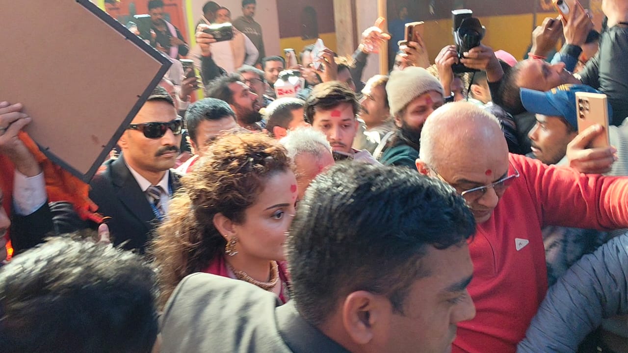अभिनेत्री सह सांसद कंगना रनौत पहुंची देवघर, बाबा मंदिर में की पूजा-अर्चना, देखें वीडियो