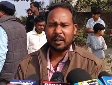 धनबाद में भू-माफियाओं के खिलाफ फूटा ग्रामीणों का गुस्सा, पुलिस की मौजूदगी में तोड़ा बाउंड्री