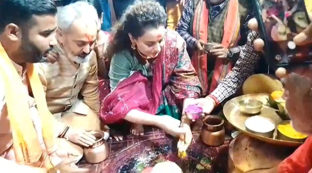 दुमका: फौजदारी दरबार बाबा बासुकीनाथ धाम पहुंचीं कंगना रनौत,  पूरे विधि विधान के साथ की पूजा अर्चना 