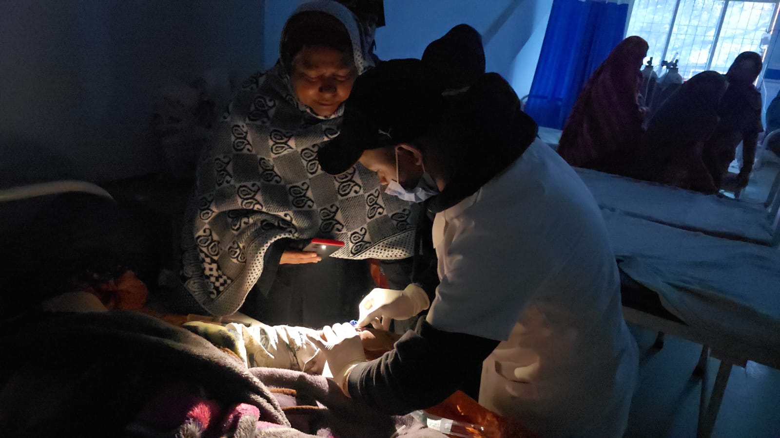 ऐसे कैसे चलेगा साहब ! मोबाइल टॉर्च के सहारे चल रहा है बिहार का ये मॉडल अस्पताल, VIDEO वायरल