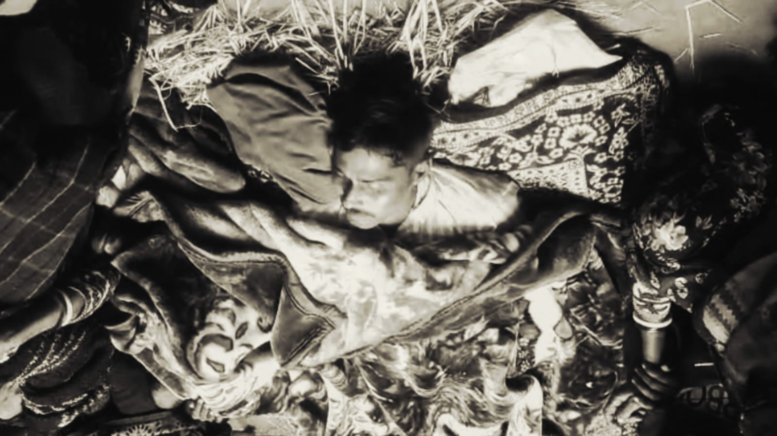 बोलेरो की टक्कर के बाद बालू लदे ट्रैक्टर ने युवक को कुचला, मौके पर हुई बाइक सवार की दर्दनाक मौत