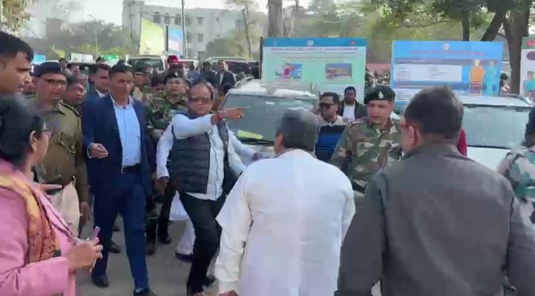 धनबाद सदर अस्पताल पहुंचे स्वास्थ्य मंत्री, ओपीडी में बैठकर मरीजों का किया इलाज, तीन साल में नए मेडिकल कॉलेज भवन का ऐलान