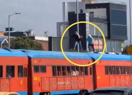 अरे बाप रे! दो दोस्तों ने मिलकर असल जिंदगी में खेला Subway Surfers,रेलगाड़ी का स्टंट देख निकला लोगों का पसीना