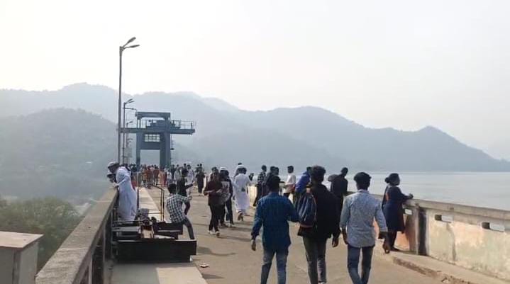 नए साल पर पर्यटकों की बढ़ती भीड़ को लेकर प्रशासन सतर्क, मसानजोर डैम के रास्ते मालवाहक वाहनों की नो एंट्री