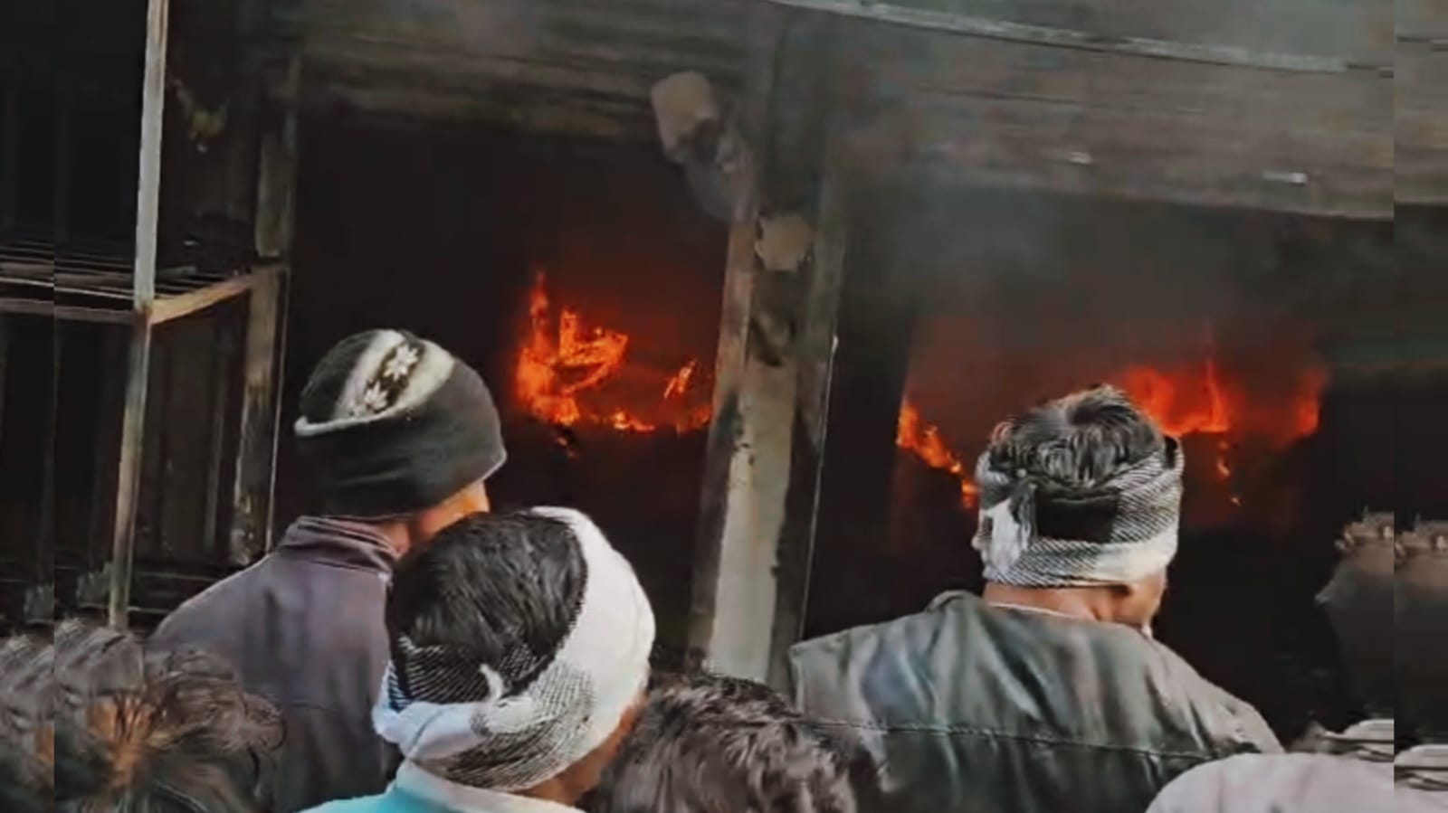 गढ़वा: रमना मुख्य बाजार में कपड़ा दुकान में भीषण आग, घर-दुकान जलकर राख, 35 लाख का हुआ नुकसान