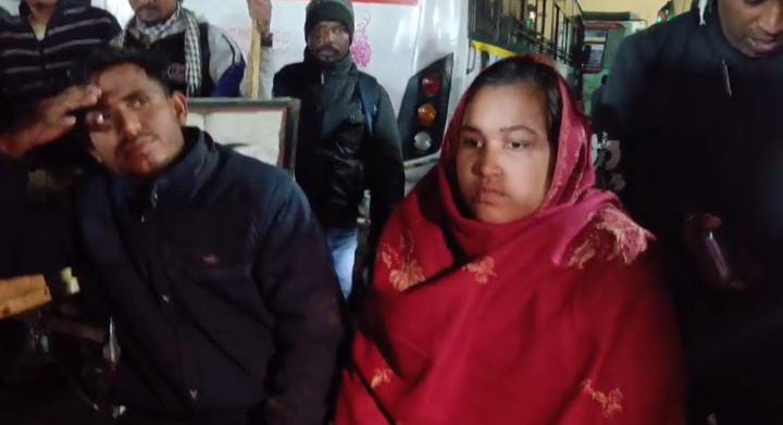 शादी से भागा प्रेमी, बस स्टैंड पर प्रेमिका ने दबोचा, हाई वोल्टेज ड्रामा