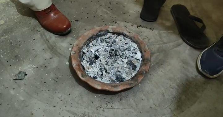 दुखद! अंगीठी जलाकर सोना पड़ा भारी, दम घुटने से एक ही परिवार के चार लोगों की मौत, तीन की हालत गंभीर