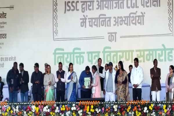 JSSC-CGL: सीएम हेमंत सोरेन ने 1910 चयनित युवाओं को सौंपे नियुक्ति पत्र, नए साल से पहले मिली बड़ी सौगात