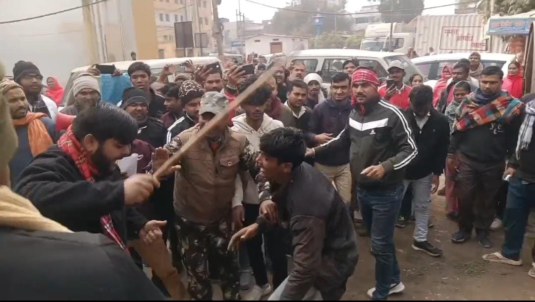 मोटरसाइकिल चोरी के आरोप में तालिबानी सजा,चोर की जमकर पिटाई, देखिए LIVE वीडियो