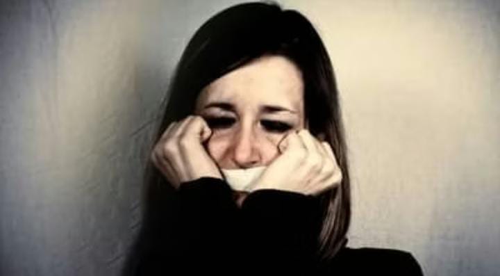 भूलकर भी की आंख सेंकने की गलती तो पड़ जाएगा महंगा, कमेंट पास करने गलत इशारे करने से पहले जान लें कानून