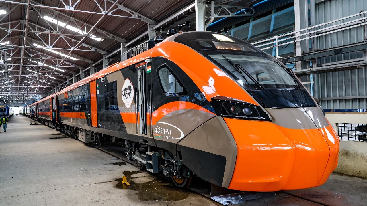 नए साल की बड़ी सौगात: जल्द दौड़ेगी देश की पहली वंदे भारत स्लीपर ट्रेन, हवाई सफर से होगी सस्ती
