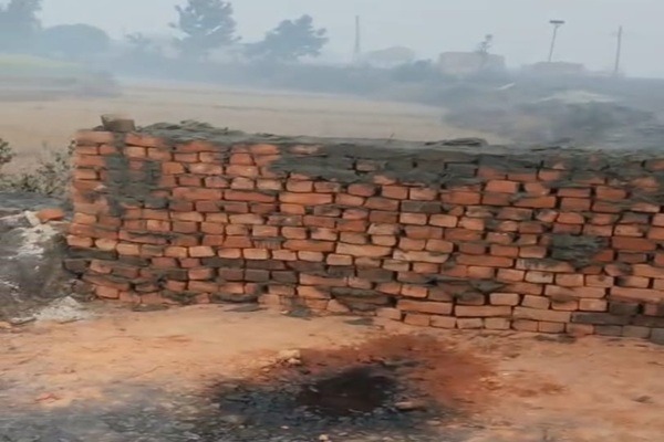 हजारीबाग के केरेडारी ट्रांसपोर्टिंग मार्ग पर रातों-रात खड़ी हुई दीवार, कोयला ढुलाई ठप, ट्रकों की लगी लंबी कतार