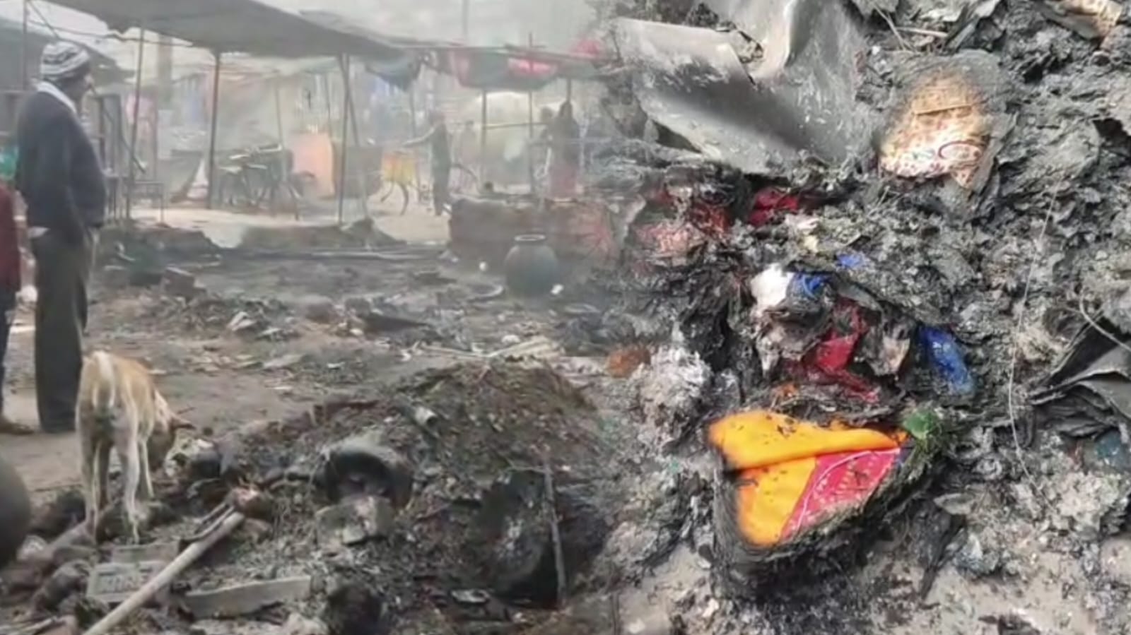 निरसा बाजार में भीषण आग, एक दर्जन फुटपाथ दुकानें जलकर खाक, लाखों का हुआ नुकसान