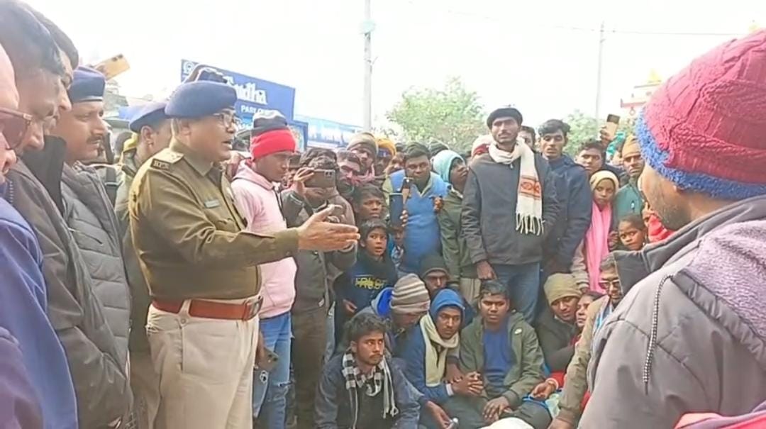 पिकनिक मनाने आए युवक का पीट-पीट कर हत्या, आक्रोशित लोगों ने सड़क जाम कर किया हंगामा