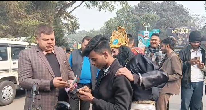 मत करो मस्ती जिंदगी नहीं है सस्ती ! जमशेदपुर की सड़कों पर पुलिस प्रशासन के साथ उतरे यमराज, लोगों को पढ़ाया ट्रैफिक नियमों का पाठ