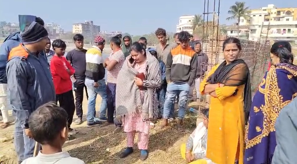 BREAKING: धनबाद में रेलवे कर्मचारी का शव तालाब से बरामद, इलाके में सनसनी