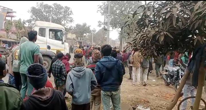 पाकुड़ के तारापुर गांव में बड़ा सड़क हादसा, ट्रेलर की चपेट में आया 12 वर्षीय बच्चा, ग्रामीणों ने किया चक्का जाम