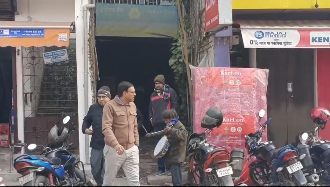 मुजफ्फरपुर में पहली बार बैंक पर चली ‘डुगडुगी’, न्यायालय के आदेश पर इंडियन बैंक की शाखा को थमाया नोटिस 