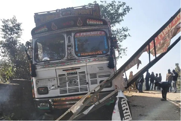 Breaking : रामगढ़ में ट्रक हादसा, पिकनिक स्पॉट का गेट और बाउंड्री क्षतिग्रस्त, पर्यटक व दुकानदार परेशान