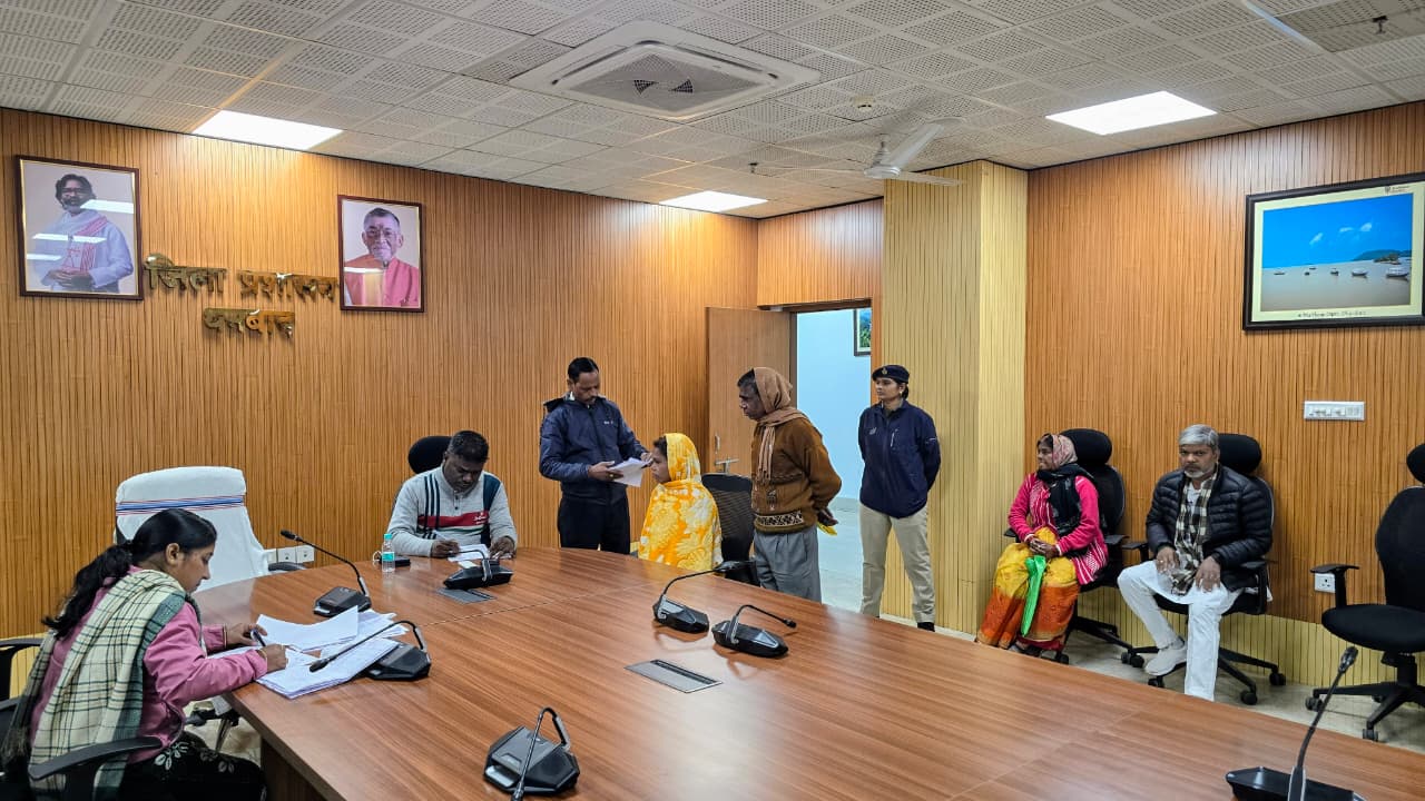 जनता दरबार : हुजूर -कलयुगी बेटा -बहू से बचा लीजिये,नहीं तो खाने बिना चली जाएगी जान!