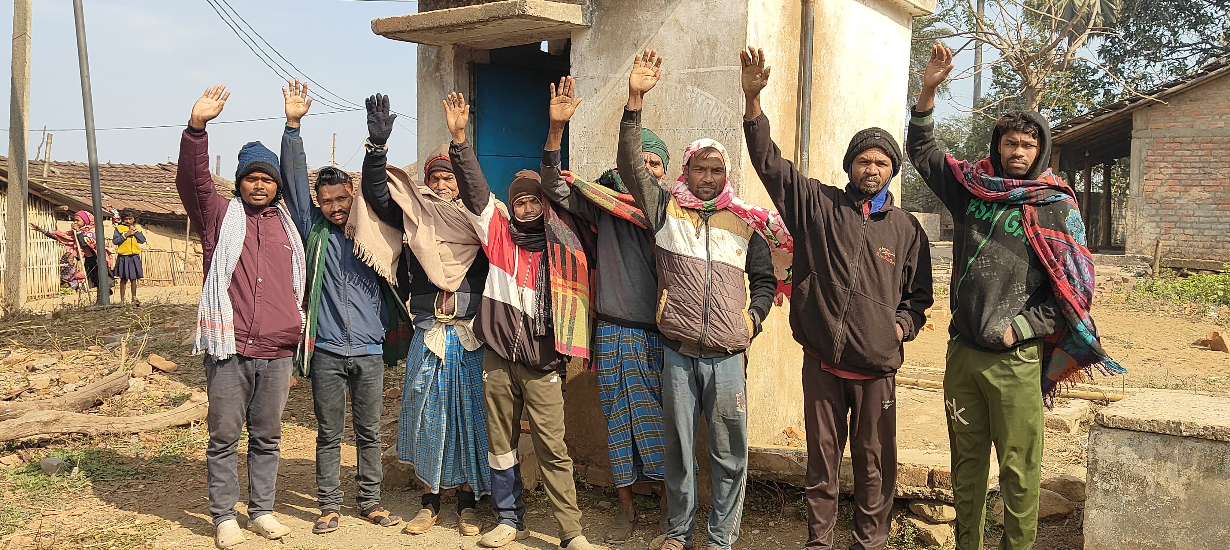 पहाड़ियों के चोटी पर गुमनाम जिंदगी जीने को मजबूर है ग्रामीण, सिस्टम बेखबर, उम्मीद के सहारे जद्दोजहद की जिंदगी