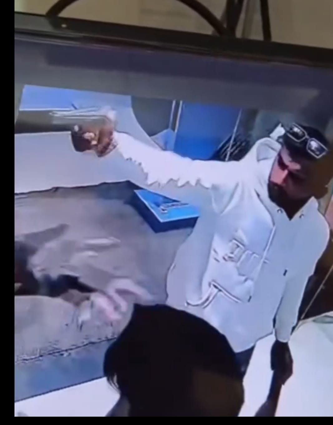 कितनी चतुराई-ढिठाई से बोकारो में तनिष्क शो रूम लूटने पहुंचे थे अपराधी, अलार्म  बजा तो क्या हुआ !