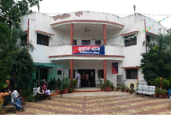 पलामू में बाबा बागेश्वर के नाम पर ठगों ने उड़ा लिए लाखों के गहने, आंगनबाड़ी सुपरवाइजर को दिया था जेवर शुद्धिकरण का झांसा