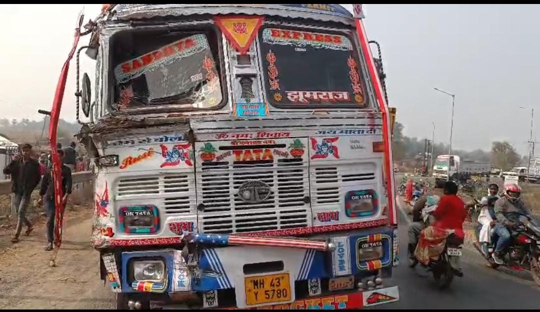 दुमका: बस और ट्रक की टक्कर, बस पलटी, एक दर्जन के करीब यात्री घायल