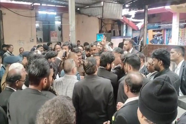 बार एसोसिएशन और पंचकर्म भवन के बीच रातोंरात दीवार बनने से वकीलों में दिखा आक्रोश, 3 दिन का अल्टीमेटम