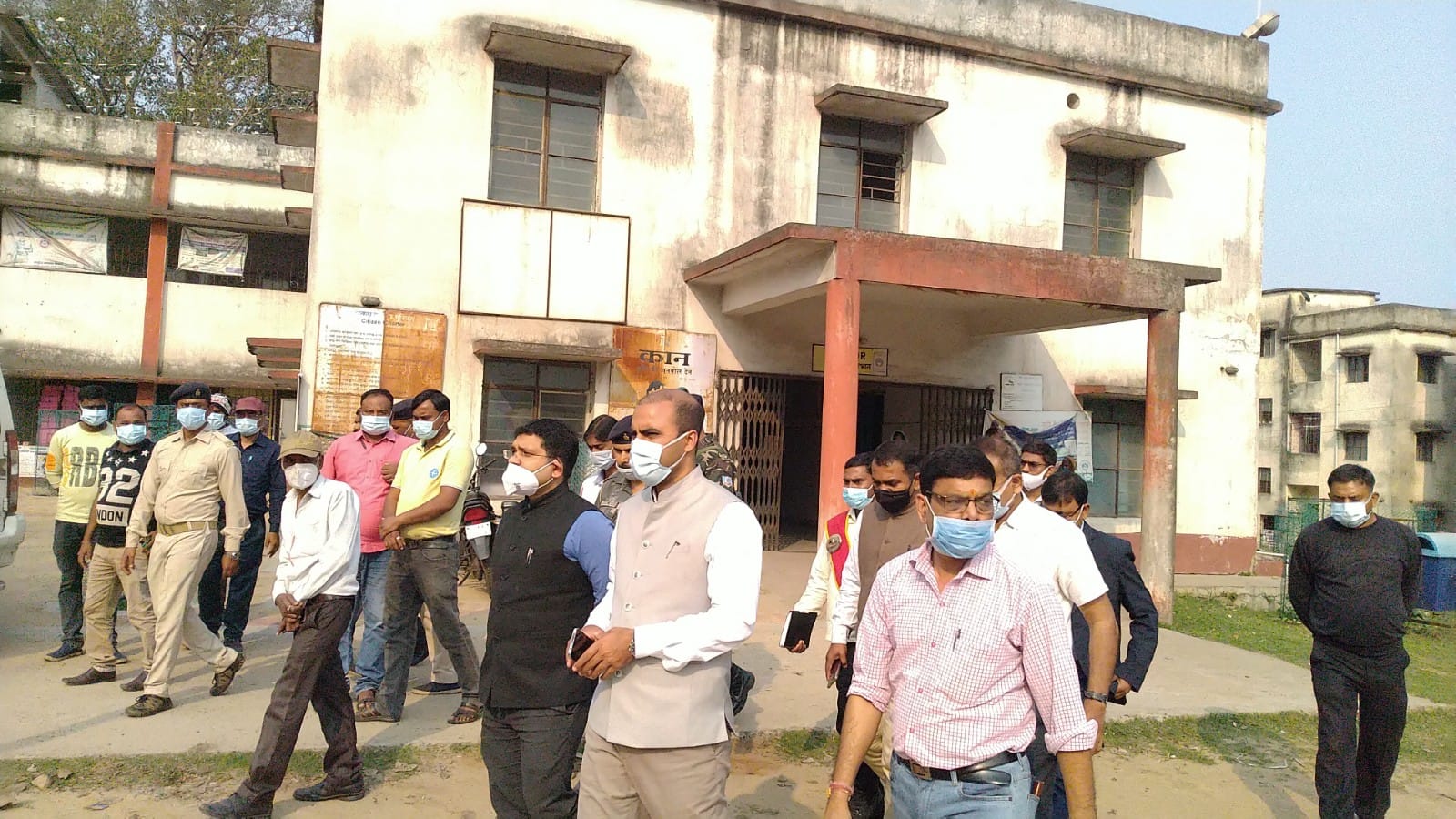 अंचल कार्यालय का डीसी ने किया निरिक्षण , कहा -सात दिनों के भीतर अतिक्रमणकारियों की सूची देने का दिया निर्देश