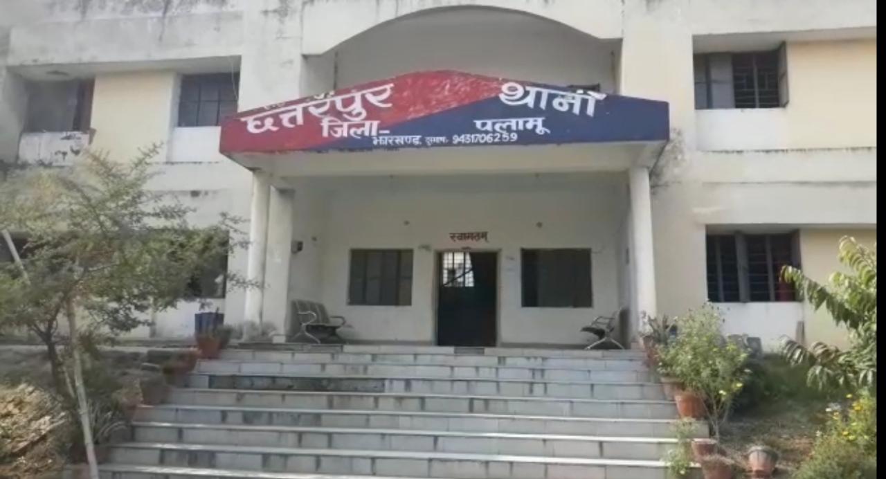 छत्तरपुर में दो अलग सड़क घटनाओं में एक मोटरसाइकिल सवार की मौत, दूसरा गंभीर रूप से घायल