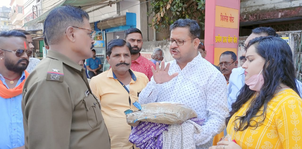 बेटी-दामाद ने भेजी थी बनारसी साड़ियां, पोस्टमैन ने बना दिया पोछा, जानिए क्या है मामला