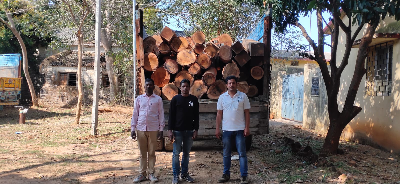 तस्करी के लिए स्टॉक किए गए लाखों रू0 कीमत की अवैैध लकड़ी जब्त