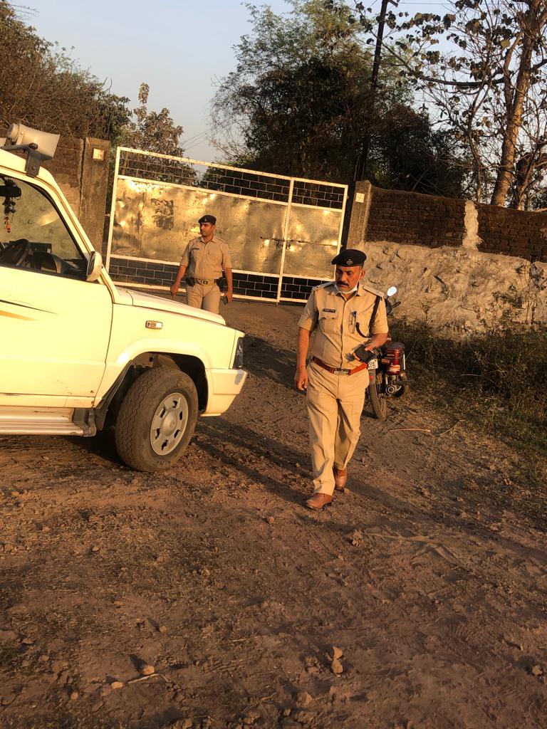 अवैध  डिपो में रखा हुआ है कोयला, गेट बंद कर नौ-दो-ग्यारह हुआ संचालक 