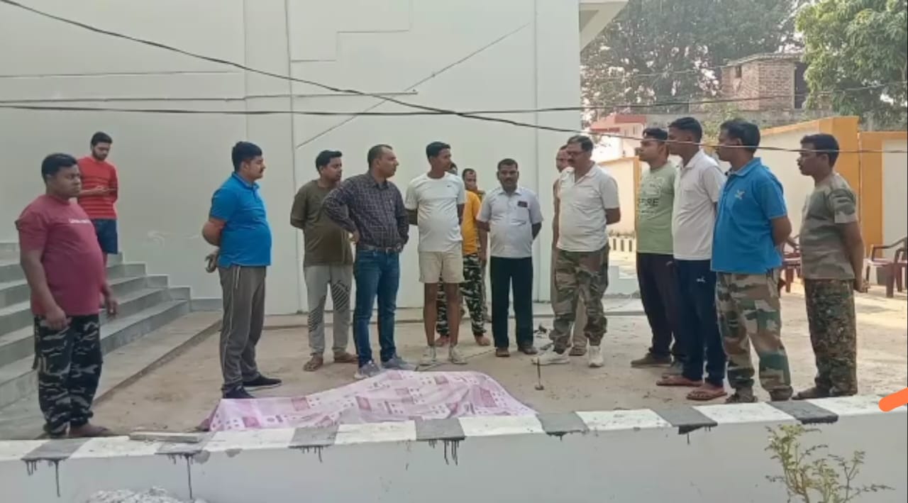 तीसरी मंजिल की छत पर मोबाइल पर बात में मशगूल थे जवान, गिरने से हुई मौत