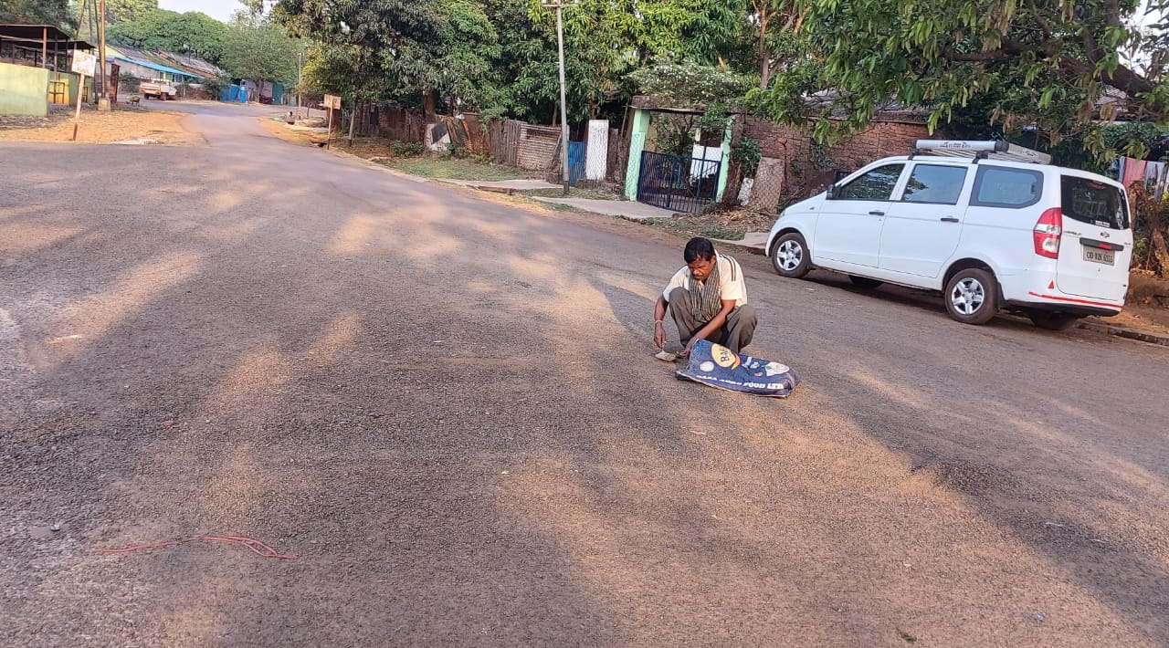 पिछले 5 साल से बन रही, अब तक नहीं हुई तैयार, चाईबासा की यह सड़क दुर्घटना का करती इंतजार                                    