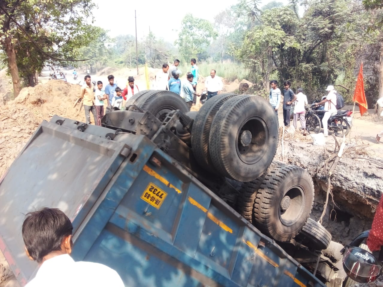 झरिया - बलियापुर सड़क पर गड्ढे में समाया हाइवा, बाल-बाल बचे चालक और खलासी