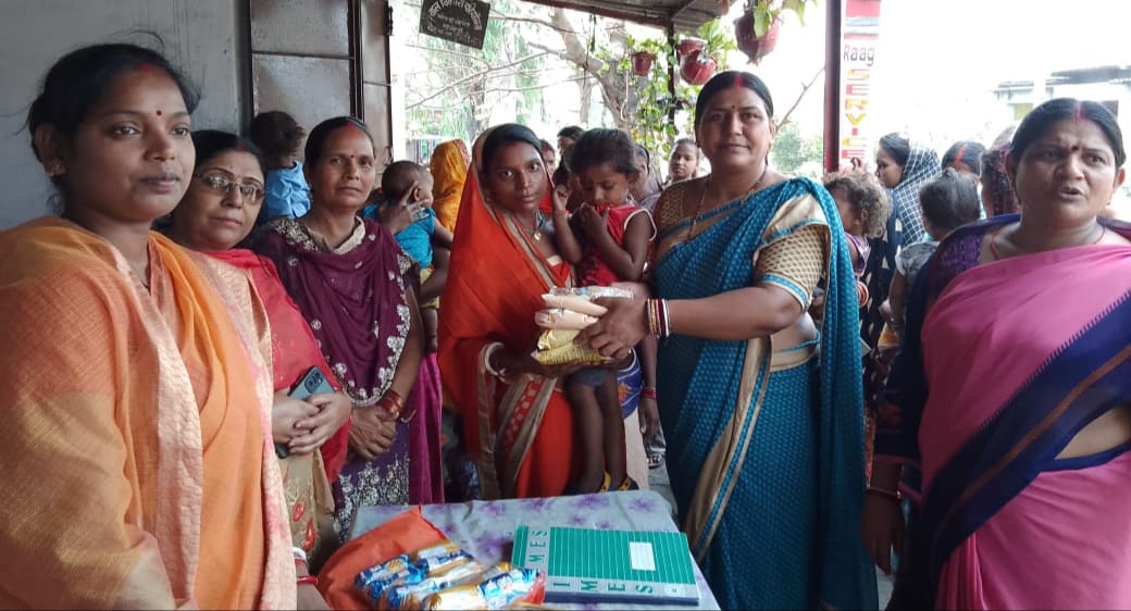 बच्चों को मिला जूस, चॉकलेट-बिस्किट, सेविकाओं को सम्मान