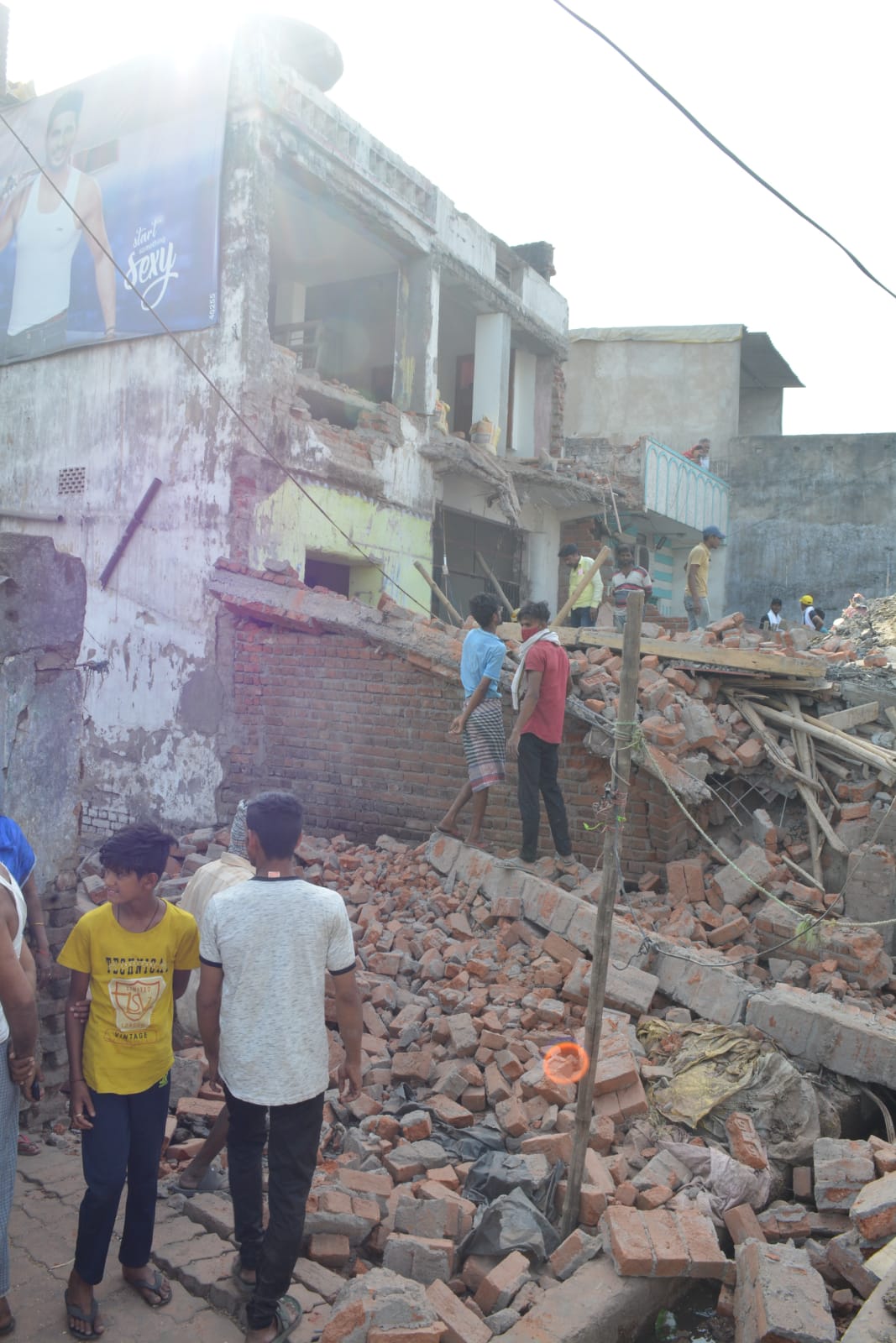 धनबाद में भरभरा कर गिर गया मैरिज हॉल, तस्वीर में देखिए-कैसा हुआ हाल